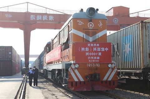 近日，徐州中欧班列列车总数已超10000，为出口经济发展做出了重要贡献